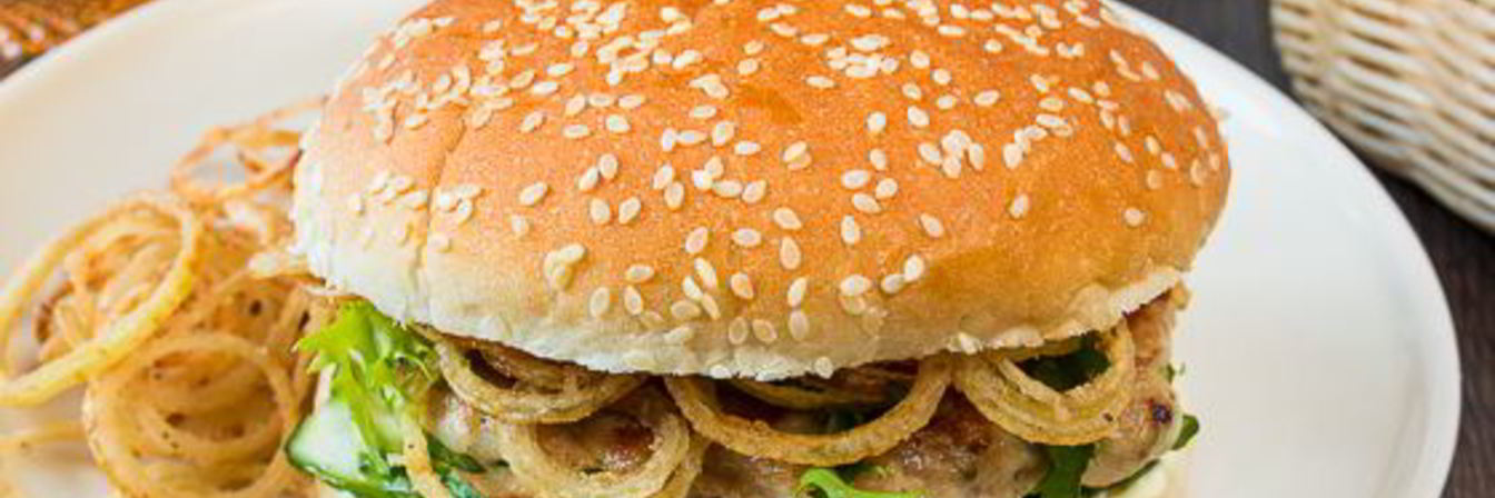 Бургер с куриной котлетой и малосольными огурчиками