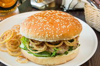 Бургер с куриной котлетой и малосольными огурчиками
