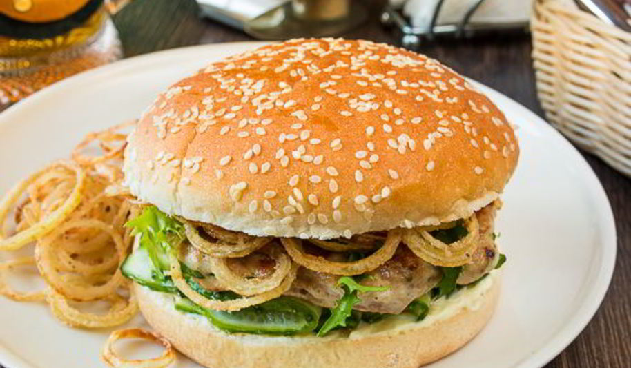 Рецепт бургера с куриной котлетой и малосольными огурчиками