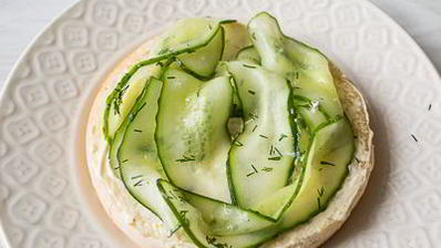 бургер с куриной котлетой и малосольными огурчиками