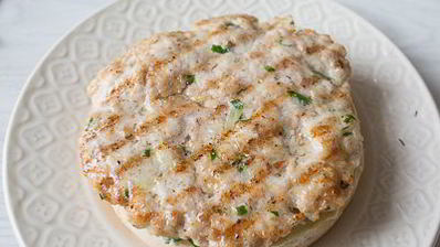 бургер с куриной котлетой и малосольными огурчиками