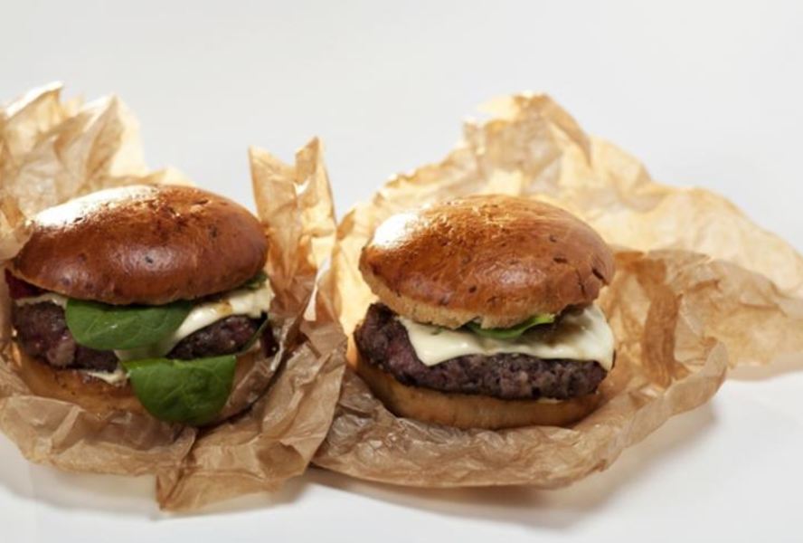 Бургер с луковым конфитюром и соусом блю-чиз