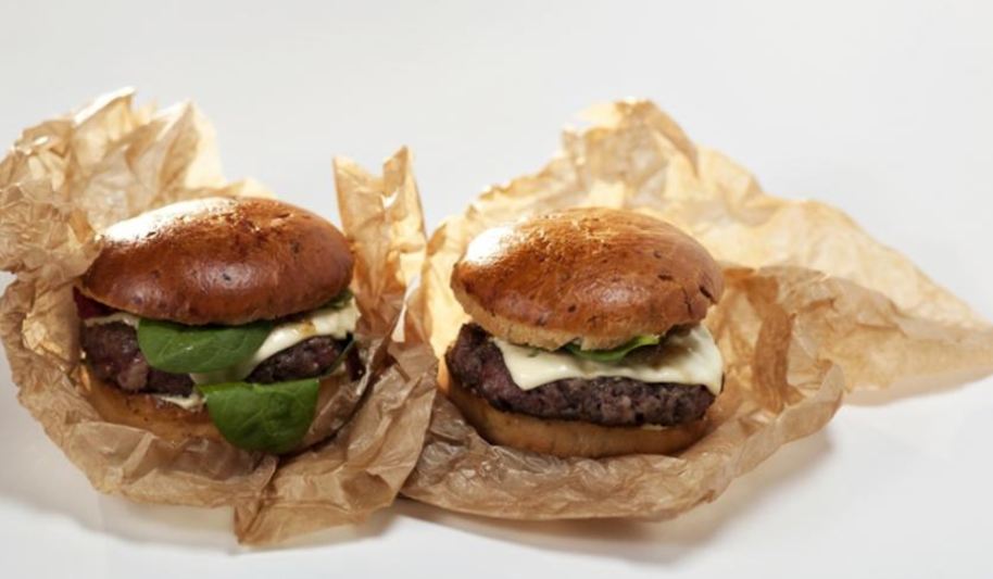 Рецепт бургера с луковым конфитюром и соусом блю-чиз