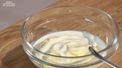 бургер с луковым конфитюром и соусом блю-чиз