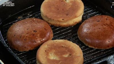 бургер с луковым конфитюром и соусом блю-чиз