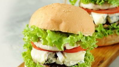 бургер с портобелло и голубым сыром