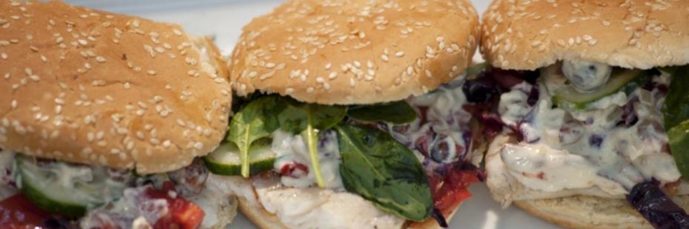 Бургер с судаком и краснокочанной капустой