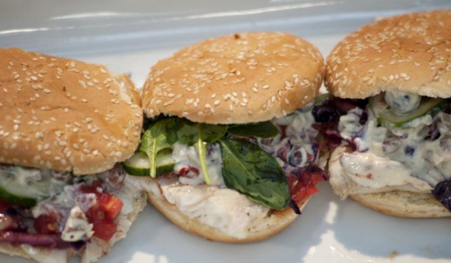 Рецепт бургера с судаком и краснокочанной капустой