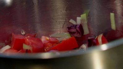 бургер с судаком и краснокочанной капустой