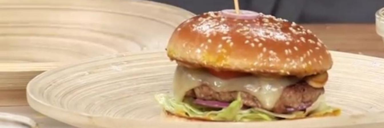 Бургер с цесаркой и медовым соусом