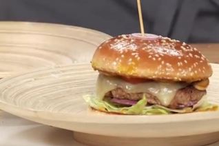 Бургер с цесаркой и медовым соусом