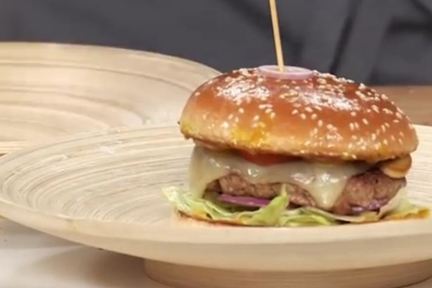 Бургер с цесаркой и медовым соусом