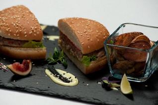 Бургер с тунцом и васаби-майонезом