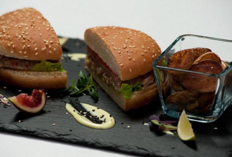 Бургер с тунцом и васаби-майонезом