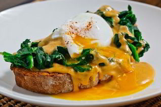 Бургер с яйцами-пашот под соусом