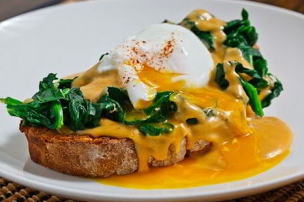 Бургер с яйцами-пашот под соусом