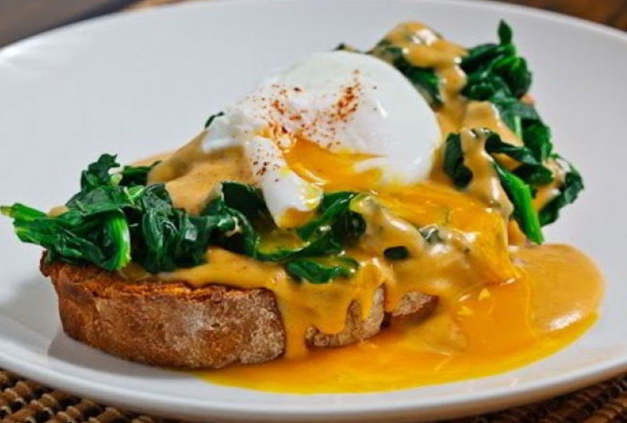 Бургер с яйцами-пашот под соусом