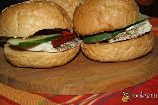 Бургеры с отварным куриным филе и вялеными томатами