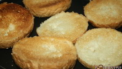 бургеры с отварным куриным филе и вялеными томатами