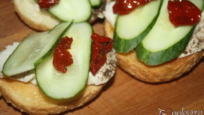 бургеры с отварным куриным филе и вялеными томатами