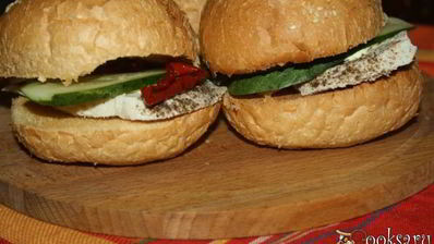 бургеры с отварным куриным филе и вялеными томатами