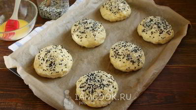 дрожжевые булочки с кунжутом для домашних бургеров