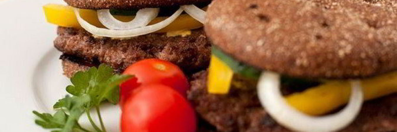 Гамбургер с ржаным хлебом и говяжьей котлетой