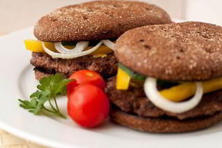 Гамбургер с ржаным хлебом и говяжьей котлетой