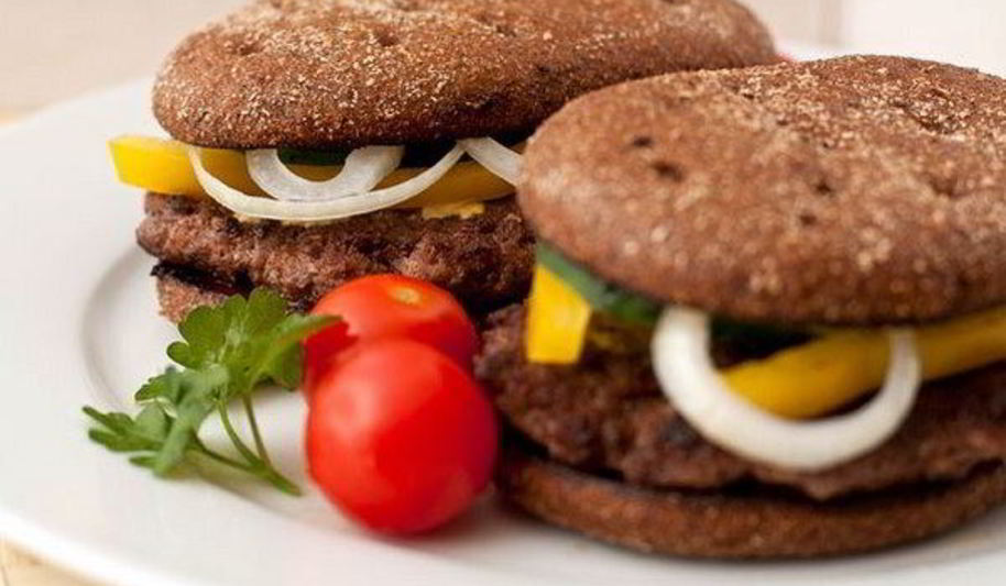 Рецепт гамбургера с ржаным хлебом и говяжьей котлетой