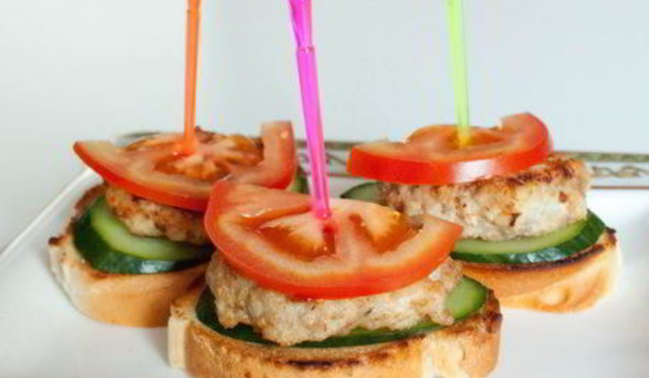 Рецепт мини-бургеров из курицы с соусом айоли