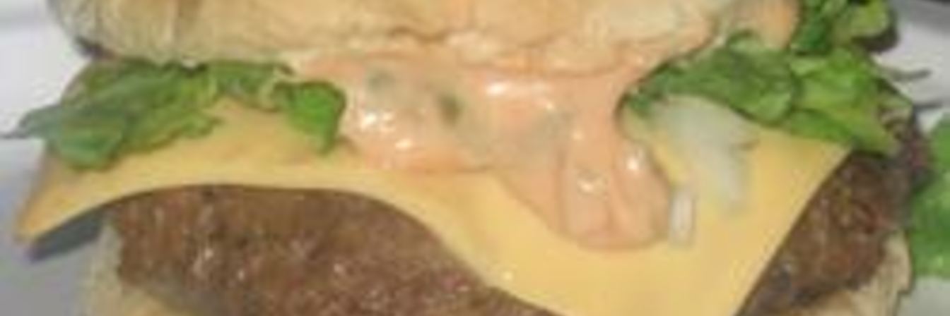 Вкусный гамбургер с хреном и аджикой