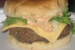 Вкусный гамбургер с хреном и аджикой