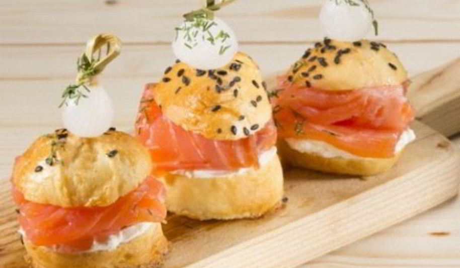 Рецепт закусочных мини-бургеров с семгой