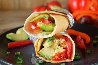 Буррито с авокадо и яичницей-скрэмбл