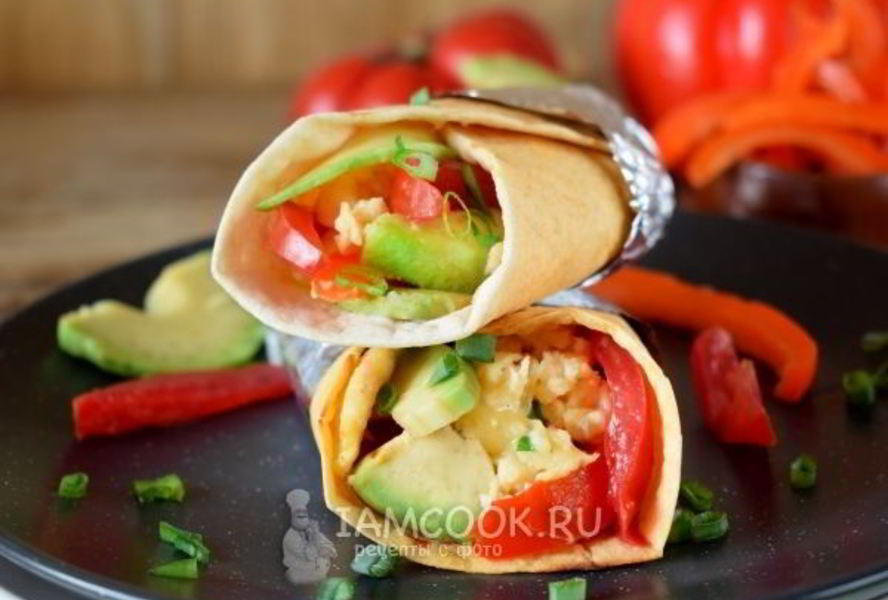 Буррито с авокадо и яичницей-скрэмбл