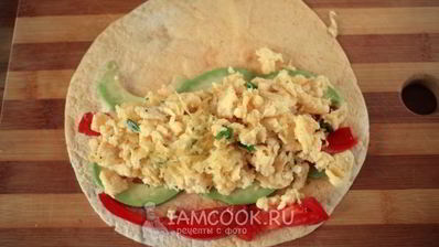 буррито с авокадо и яичницей-скрэмбл