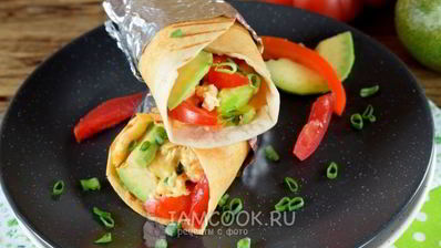 буррито с авокадо и яичницей-скрэмбл