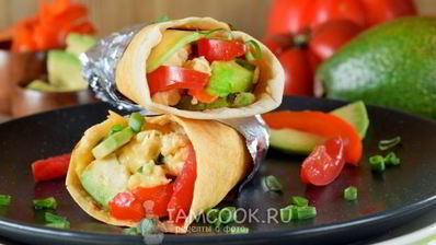 буррито с авокадо и яичницей-скрэмбл