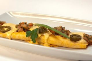 Буррито с говядиной и сырным соусом