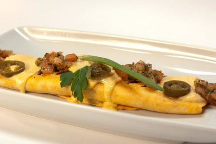 Буррито с говядиной и сырным соусом