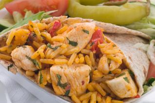 Буррито с цыпленком, рисом и салатом