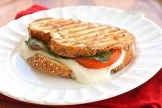 Бутерброд Капрезе с соусом