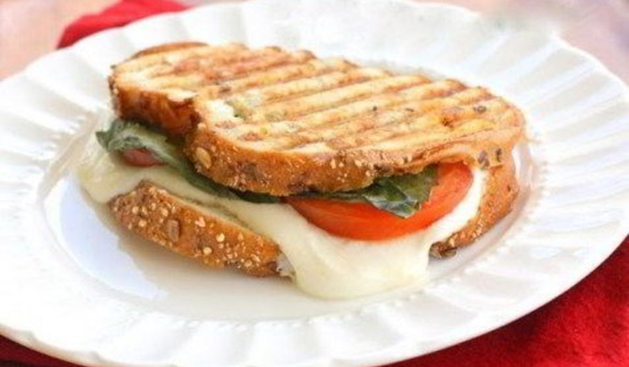 Рецепт бутерброда капрезе с соусом