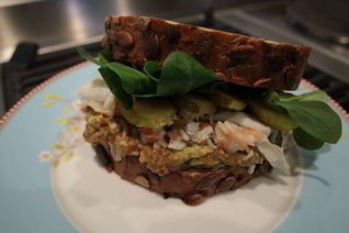 Бутерброд с крабами и авокадо