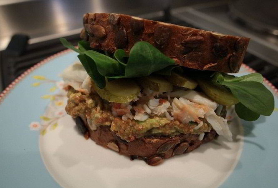 Бутерброд с крабами и авокадо