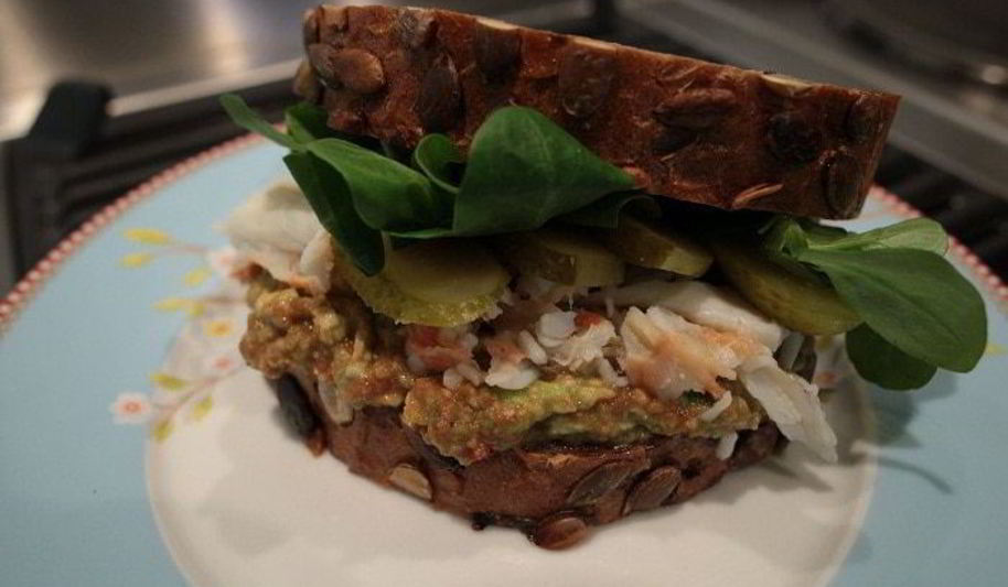 Рецепт бутерброда с крабами и авокадо