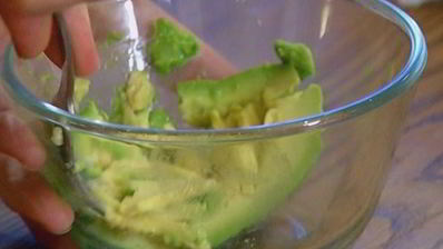 бутерброд с крабами и авокадо