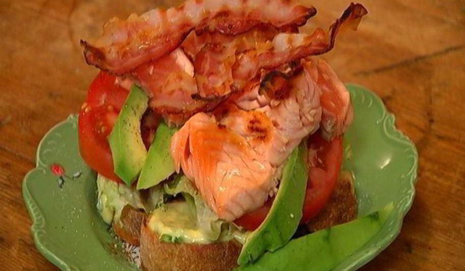 Рецепт бутерброда с семгой, авокадо и беконом