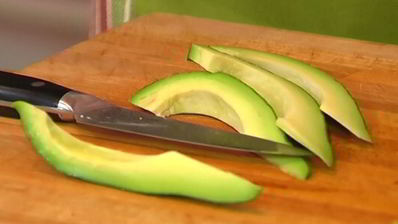 бутерброд с семгой, авокадо и беконом