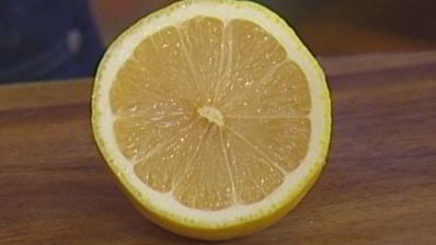 бутерброд с семгой, авокадо и беконом